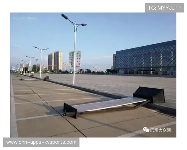 大风吹动东莞工人高空作业如风中叶片,工人高空作业突遇大风 吊篮来回不停撞击楼体现场揪心 大风吹动东莞工人高空作业如风中叶片,工人高空作业突遇大风 吊篮来回不停撞击楼体现场揪心