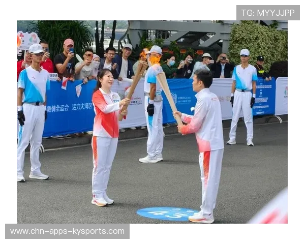 火炬传递连接不同国家与文化，火炬传递的两层意义