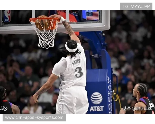 达拉斯独行侠对阵金州勇士:华盛顿反跑接球投进,这一球直接点燃全场 达拉斯独行侠对阵金州勇士:华盛顿反跑接球投进,这一球直接点燃全场